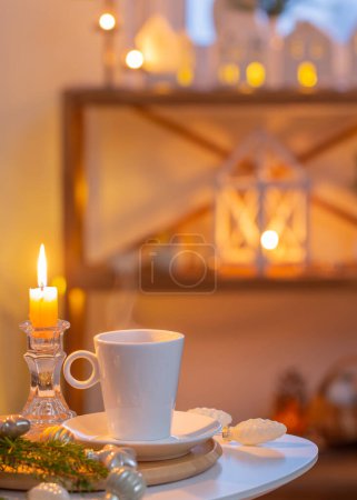 Foto de Taza de té en la mesa con decoraciones blancas en el interior blanco - Imagen libre de derechos