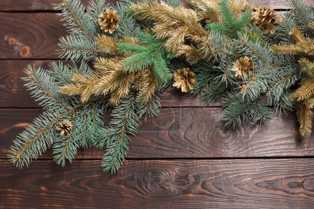 Téléchargez les photos : Branches de sapin de Noël sur vieux fond de bois foncé - en image libre de droit