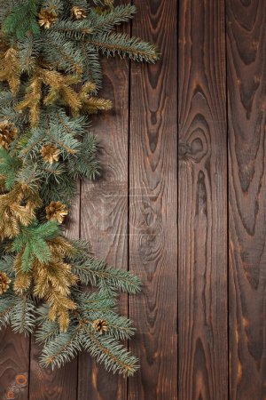 Téléchargez les photos : Branches de sapin de Noël sur vieux fond de bois foncé - en image libre de droit