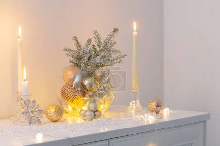 Foto de Decoración de Navidad con velas encendidas en el interior blanco - Imagen libre de derechos