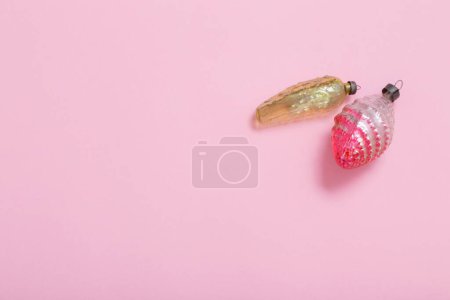 Foto de Juguetes de Navidad de cristal vintage sobre fondo rosa - Imagen libre de derechos