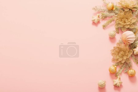 Foto de Decoraciones de Navidad doradas sobre fondo rosa - Imagen libre de derechos