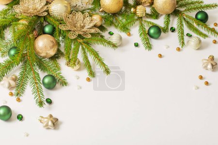 Foto de Decoraciones de Navidad doradas y verdes sobre fondo blanco - Imagen libre de derechos
