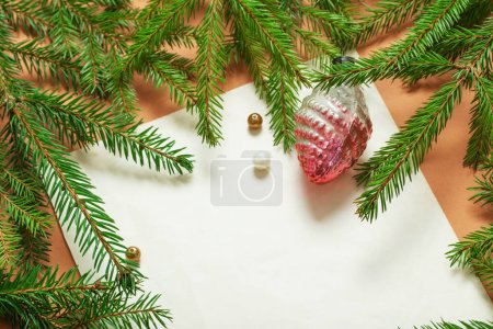 Téléchargez les photos : Vintage fond de Noël avec branches de sapin et vieux jouets rétro - en image libre de droit