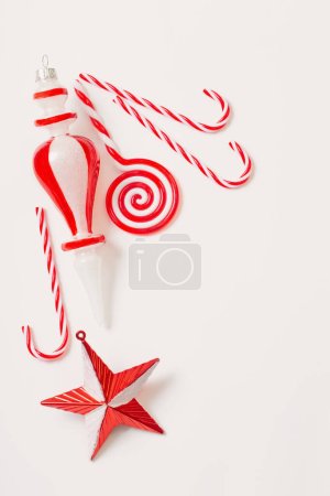 Téléchargez les photos : Décorations de Noël rouges et blanches sur fond blanc - en image libre de droit
