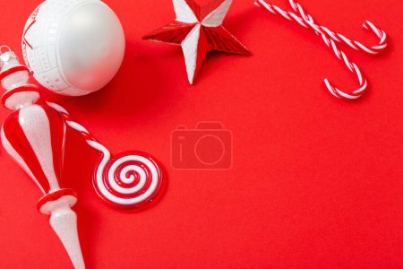 Téléchargez les photos : Décorations de Noël blanches et rouges sur fond rouge - en image libre de droit