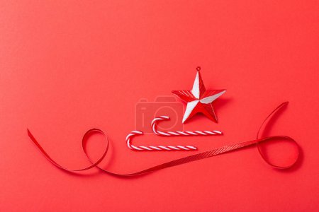 Foto de Decoraciones de Navidad blanco y rojo sobre fondo rojo - Imagen libre de derechos