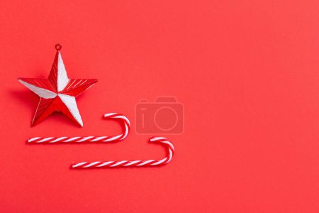 Foto de Decoraciones de Navidad blanco y rojo sobre fondo rojo - Imagen libre de derechos
