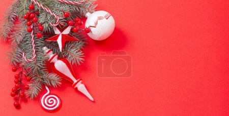 Foto de Decoraciones de Navidad sobre fondo rojo - Imagen libre de derechos