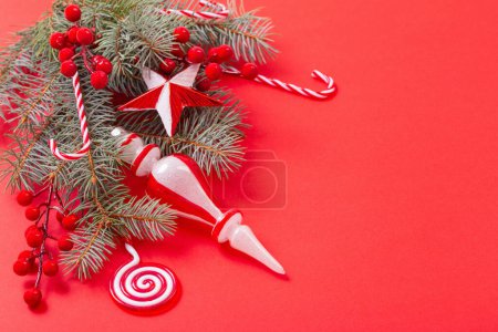 Téléchargez les photos : Décorations de Noël sur fond rouge - en image libre de droit