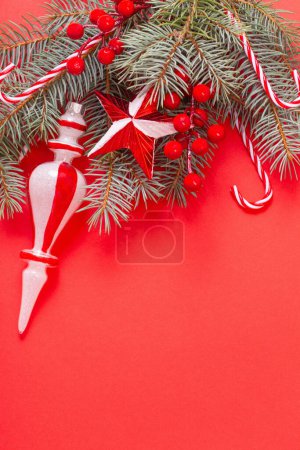 Téléchargez les photos : Décorations de Noël sur fond rouge - en image libre de droit