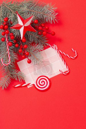 Foto de Decoraciones de Navidad sobre fondo rojo - Imagen libre de derechos