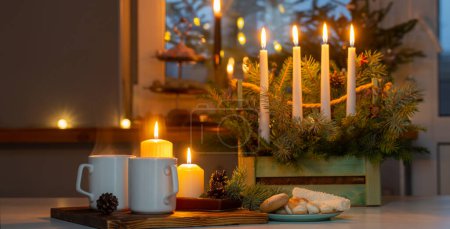 Téléchargez les photos : Tasses blanches avec boisson chaude et décorations de Noël à la maison - en image libre de droit