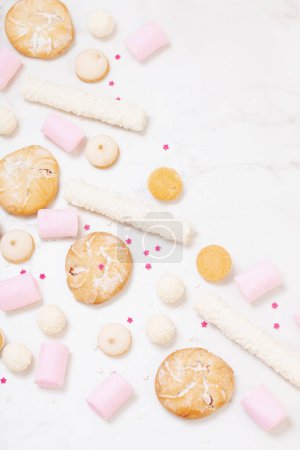 Téléchargez les photos : Bonbons et biscuits sur fond de marbre blanc - en image libre de droit