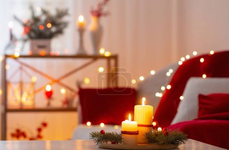 Téléchargez les photos : Décor de Noël en couleur rouge avec des bougies allumées à la maison - en image libre de droit