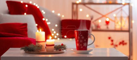 Téléchargez les photos : Tasse de boisson chaude avec des décorations de Noël dans des couleurs blanches et rouges à la maison - en image libre de droit
