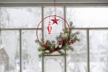 Foto de Guirnalda de Navidad en el fondo ventana vieja - Imagen libre de derechos