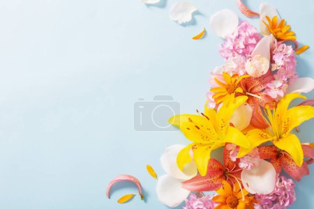 Foto de Hermosas flores de verano sobre fondo de papel azul - Imagen libre de derechos