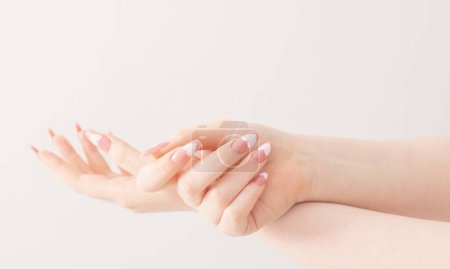Foto de Manos femeninas con hermosas uñas largas con manicura con patrón de corazón - Imagen libre de derechos
