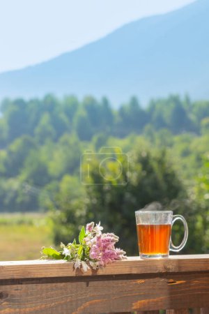 Téléchargez les photos : Tasse de thé sur fond montagnes au soleil - en image libre de droit