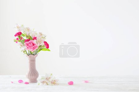 Téléchargez les photos : Fleurs roses et blanches en ase sur fond blanc - en image libre de droit