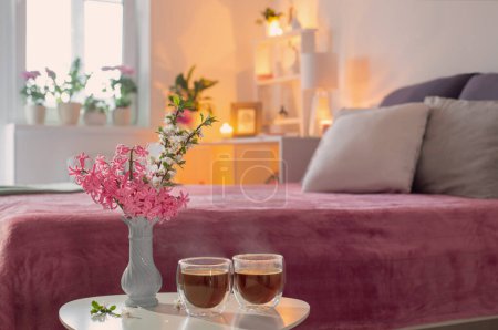 Foto de Dos vasos termo de café sobre mesa blanca en dormitorio rosa - Imagen libre de derechos