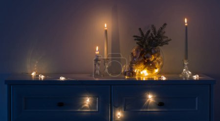 Téléchargez les photos : Décoration de Noël avec des bougies allumées à l'intérieur blanc - en image libre de droit