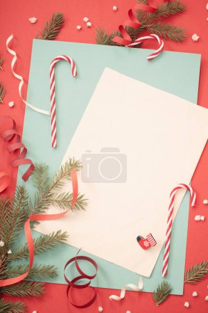 Téléchargez les photos : Fond de papier vintage avec décor vert et rouge - en image libre de droit