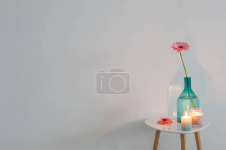 Téléchargez les photos : Vase en verre d'oin gerber rose sur fond blanc - en image libre de droit
