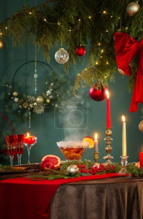 Foto de Ponche caliente en jarrón con decoración navideña en estilo vintage - Imagen libre de derechos