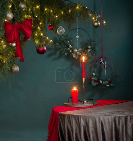 Foto de Decoración de Navidad roja y dorada en la mesa sobre fondo oscuro - Imagen libre de derechos