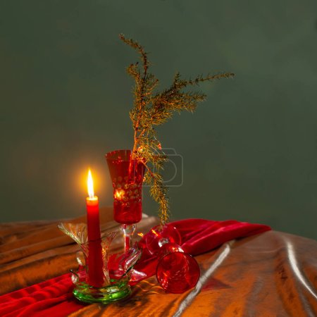 Téléchargez les photos : Noël nature morte avec bougie allumée et verre cassé dans un style vintage - en image libre de droit
