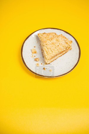 Foto de Pastel de masa de corteza afrutada sobre fondo amarillo - Imagen libre de derechos