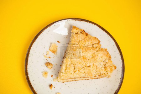 Téléchargez les photos : Tarte pâtissière croûte courte fruitée sur fond jaune - en image libre de droit