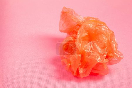 Foto de Bolsa de plástico naranja sobre fondo rosa - Imagen libre de derechos