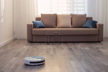 Téléchargez les photos : Robot aspirateur sur le sol dans le salon - en image libre de droit
