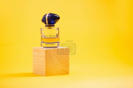 Téléchargez les photos : Krichev, Biélorussie - 14 décembre 2022 : bouteille de parfum de Giorgio Armani My Way Eau de Parfum sur fond jaune - en image libre de droit