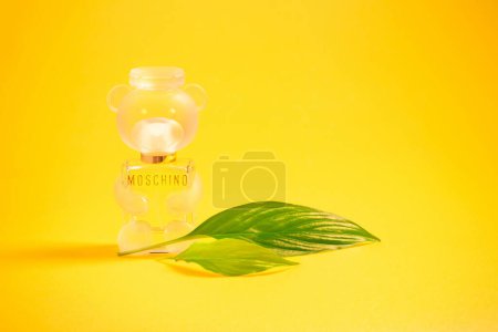 Foto de Krichev, Bielorrusia - 14 de diciembre de 2022: frasco de perfume de Moschino Toy 2 Eau de Parfum sobre fondo amarillo - Imagen libre de derechos