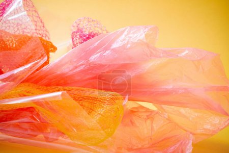 Téléchargez les photos : Fond abstrait de sacs en plastique rouge et jaune - en image libre de droit