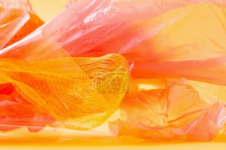 Téléchargez les photos : Fond abstrait de sacs en plastique rouge et jaune - en image libre de droit