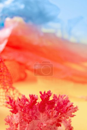 Téléchargez les photos : Cristal chimique rose sur fond abstrait coloré - en image libre de droit