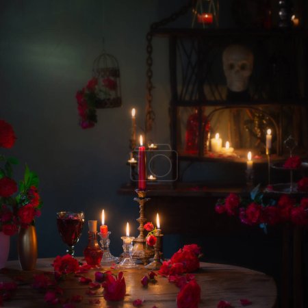 Zaubertrank mit roten Rosen und brennenden Kerzen im dunklen Raum