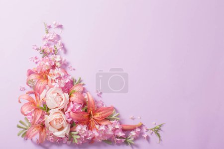 Foto de Hermosas flores de verano sobre fondo de papel de color - Imagen libre de derechos