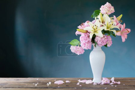 Téléchargez les photos : Fleurs d'été en vase vintage blanc sur fond sombre - en image libre de droit