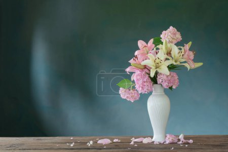 Foto de Flores de verano en jarrón vintage blanco sobre fondo oscuro - Imagen libre de derechos