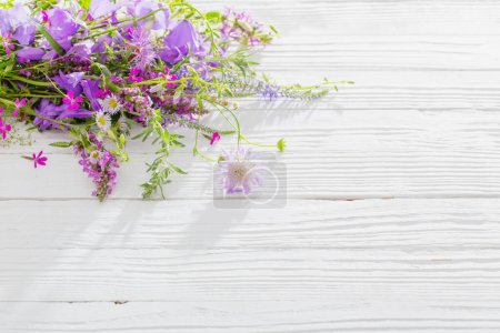 Téléchargez les photos : Bouquet de fleurs d'été sur fond de bois blanc - en image libre de droit