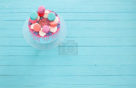 Téléchargez les photos : Gâteau bleu et rose sur fond en bois bleu - en image libre de droit