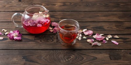 Téléchargez les photos : Thé aux pétales de rose en théière de verre - en image libre de droit