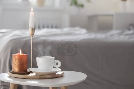 Téléchargez les photos : Tasse blanche de café avec des bougies sur la table intérieure - en image libre de droit
