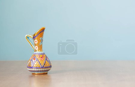 Téléchargez les photos : Petite cruche indienne vide sur table en bois - en image libre de droit